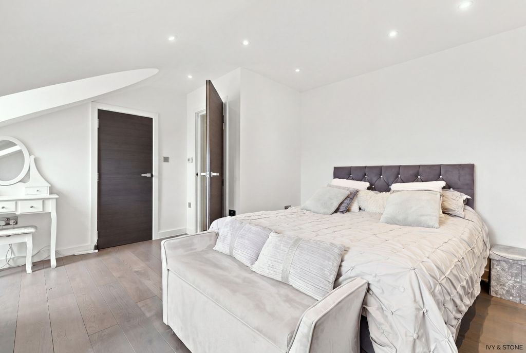 Property photo 2 of 18 5381452