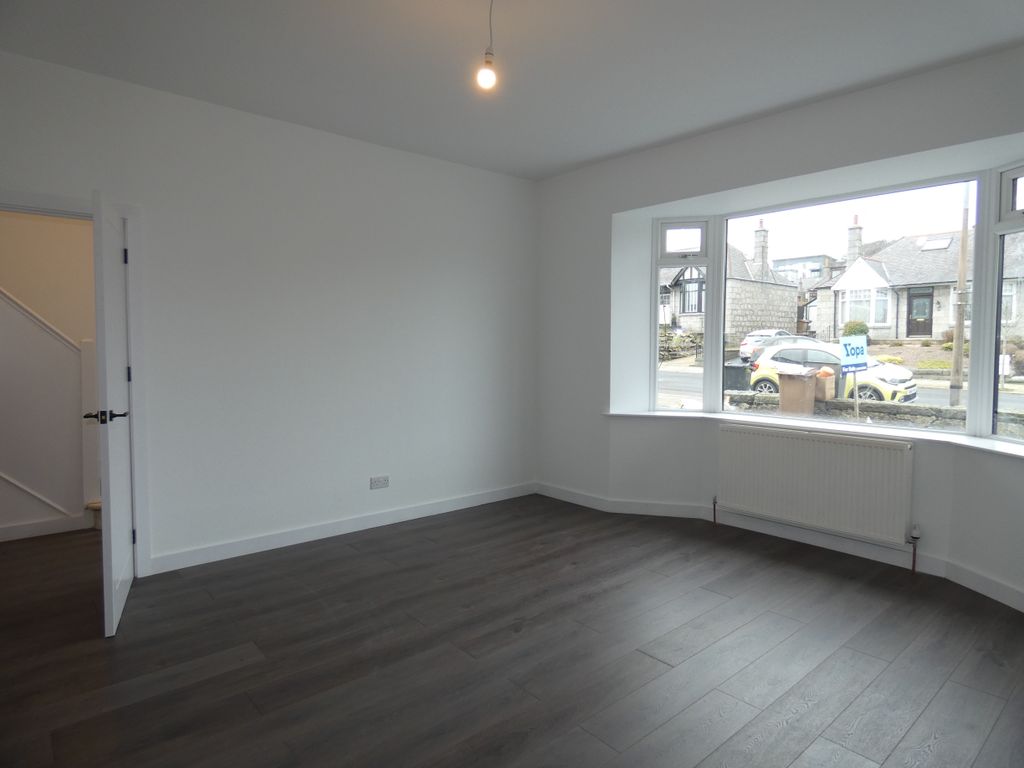 Property photo 2 of 26 Lounge