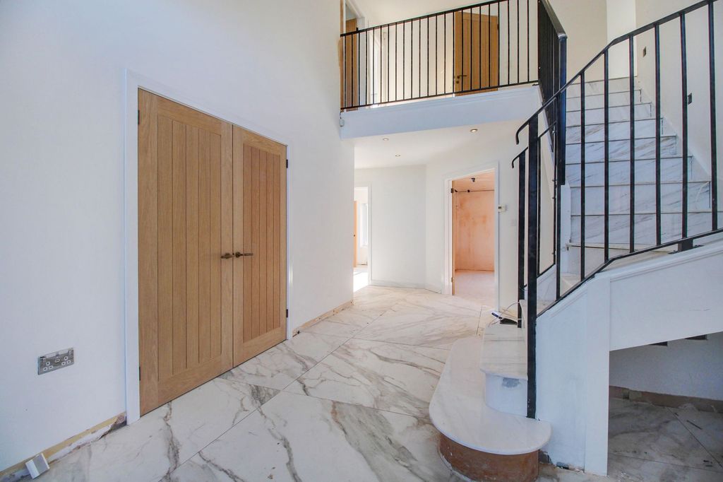 Property photo 3 of 27