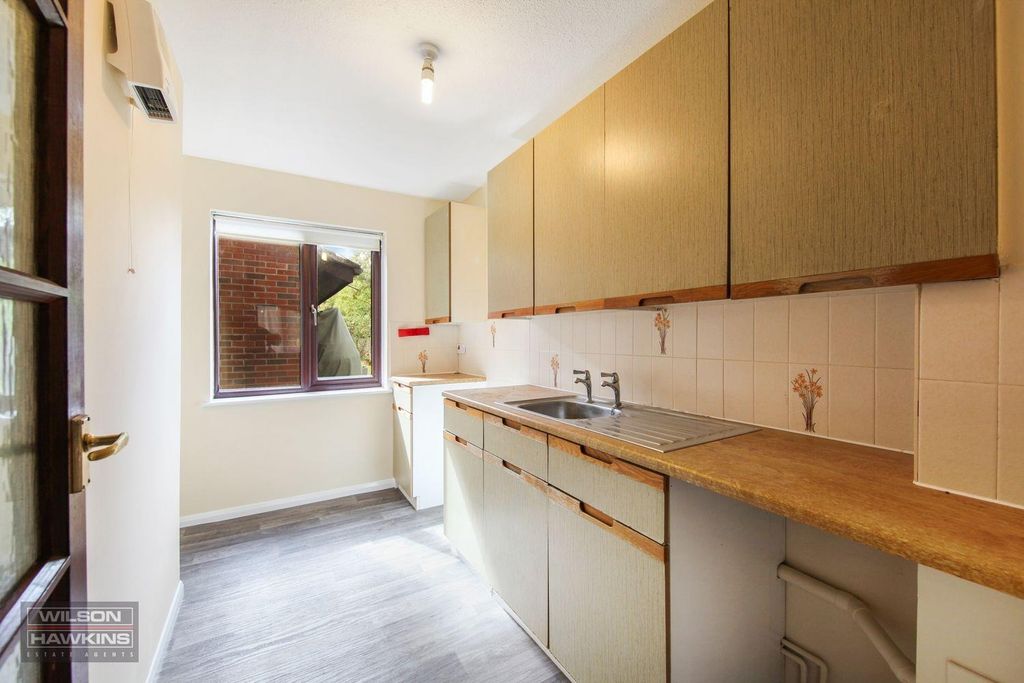 Property photo 2 of 12 33 Betjeman Close - Kez5Cdbaoumpkagfrdrs.Jpg