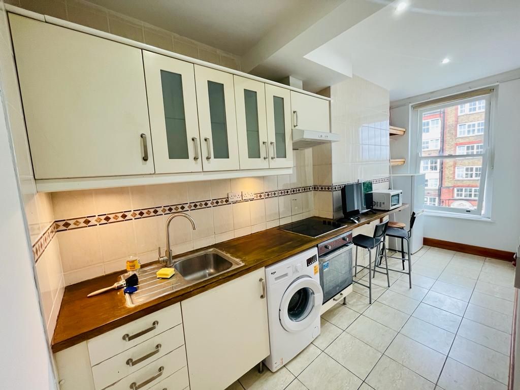 Property photo 1 of 6 Three Bedroom Flat On Stoke Newington Church Street N16.