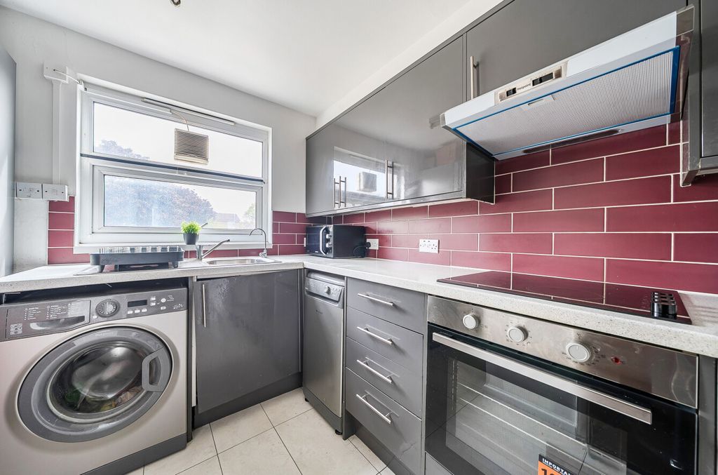 Property photo 3 of 13 1347708-7-68B718c...