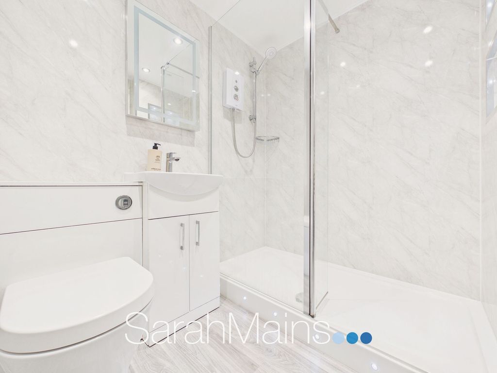 Property photo 3 of 10 Bathroom