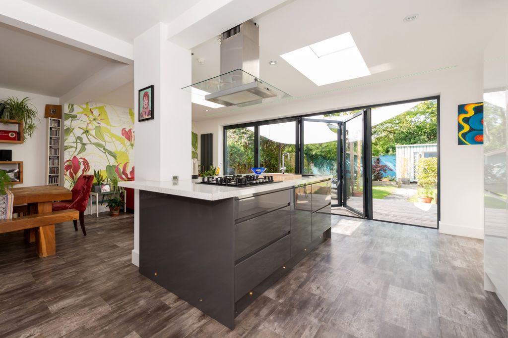 Property photo 3 of 25 Kitchen