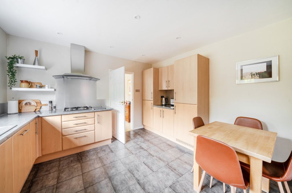 Property photo 3 of 22 1296157-8-682Dac65A9Ae0-Arw