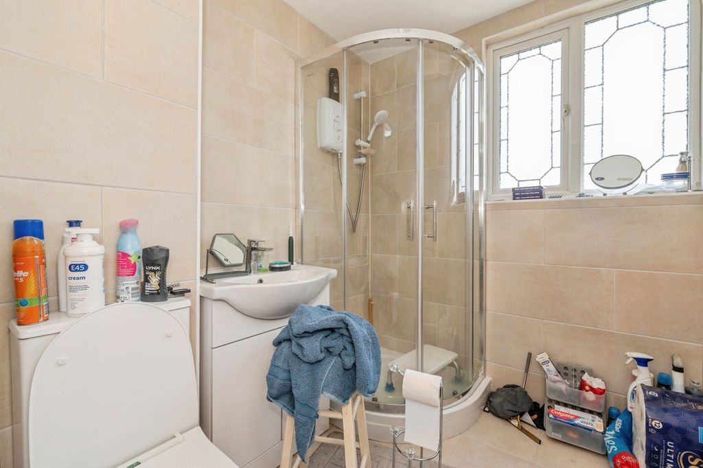 3 bed maisonette for saleSouthwark Path, Basildon, Essex SS14 photo 4