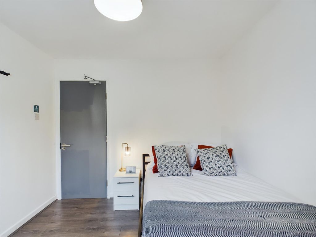 Property photo 1 of 41 A Bright And Tidy Double Bedroom Featuring A Comfo...