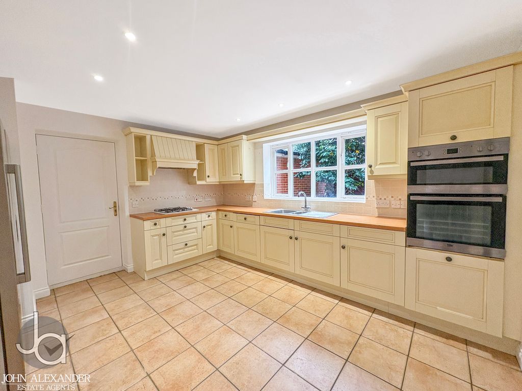 Property photo 2 of 18 20251025_105849275_0.5