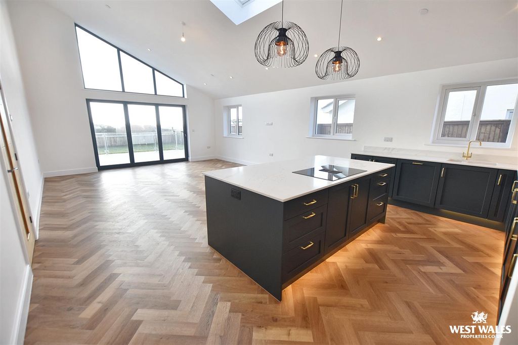 Property photo 2 of 29 11 - 2025-11-13T205826.858.Jpg