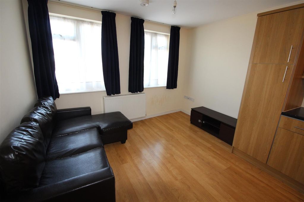 Property photo 2 of 6 Lounge