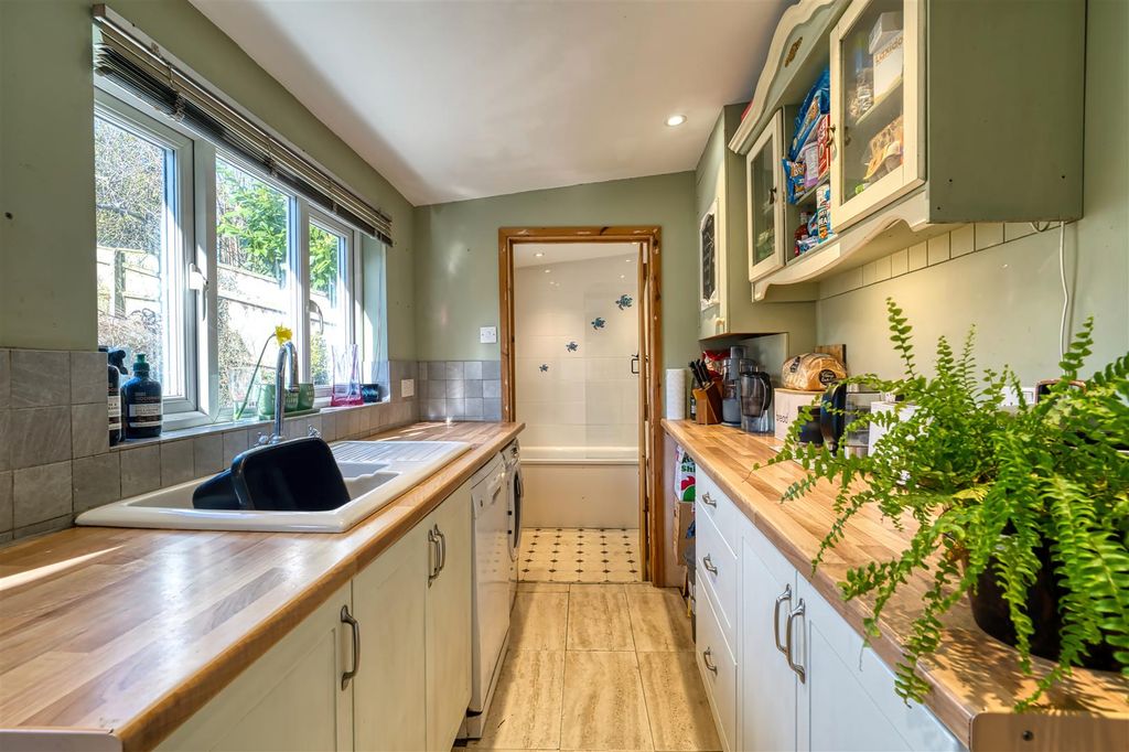Property photo 3 of 8 Kitchen