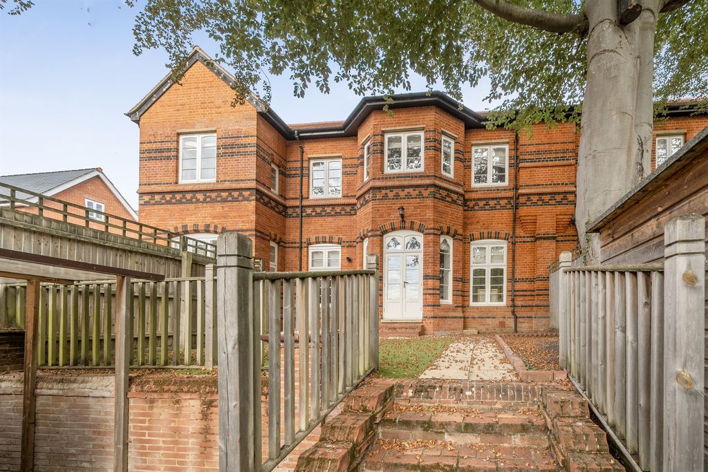 Property photo 1 of 12