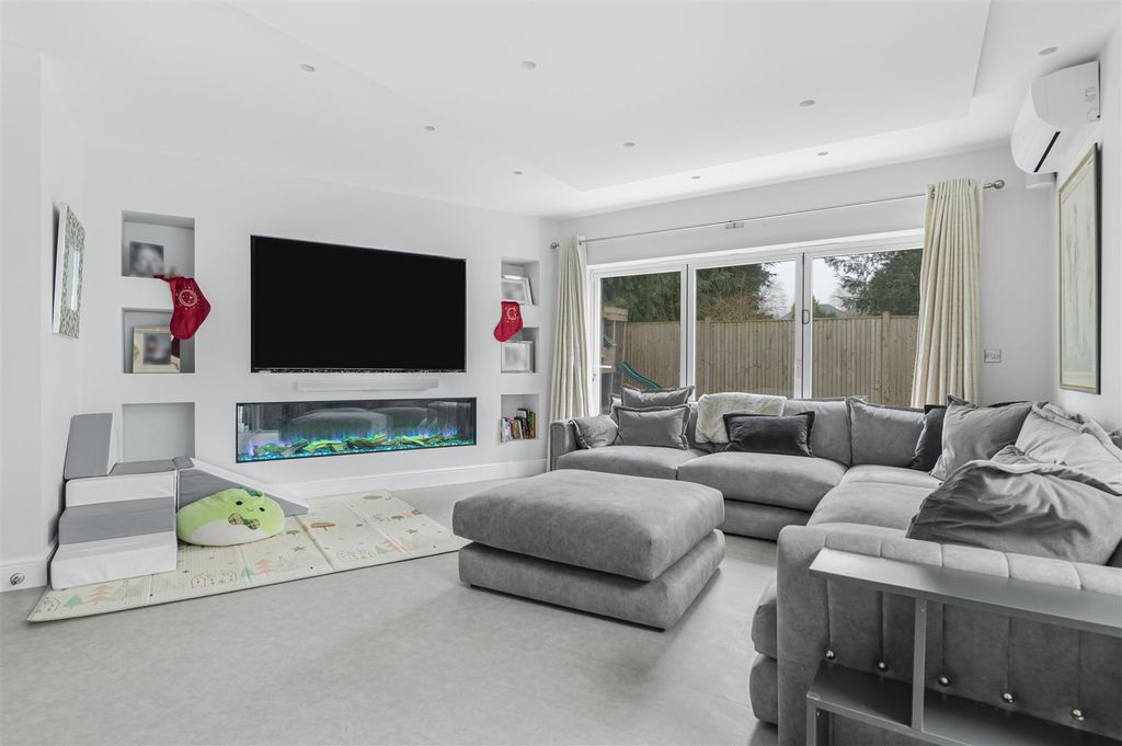 Property photo 2 of 21 Sitting Room