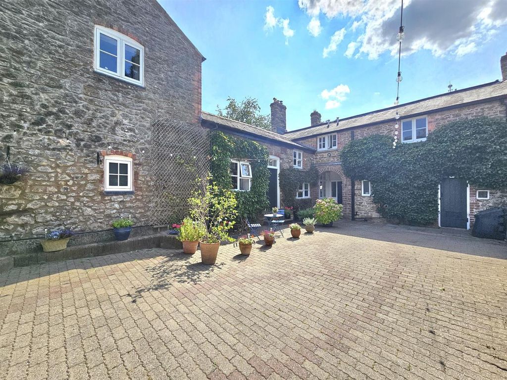 Property photo 2 of 27