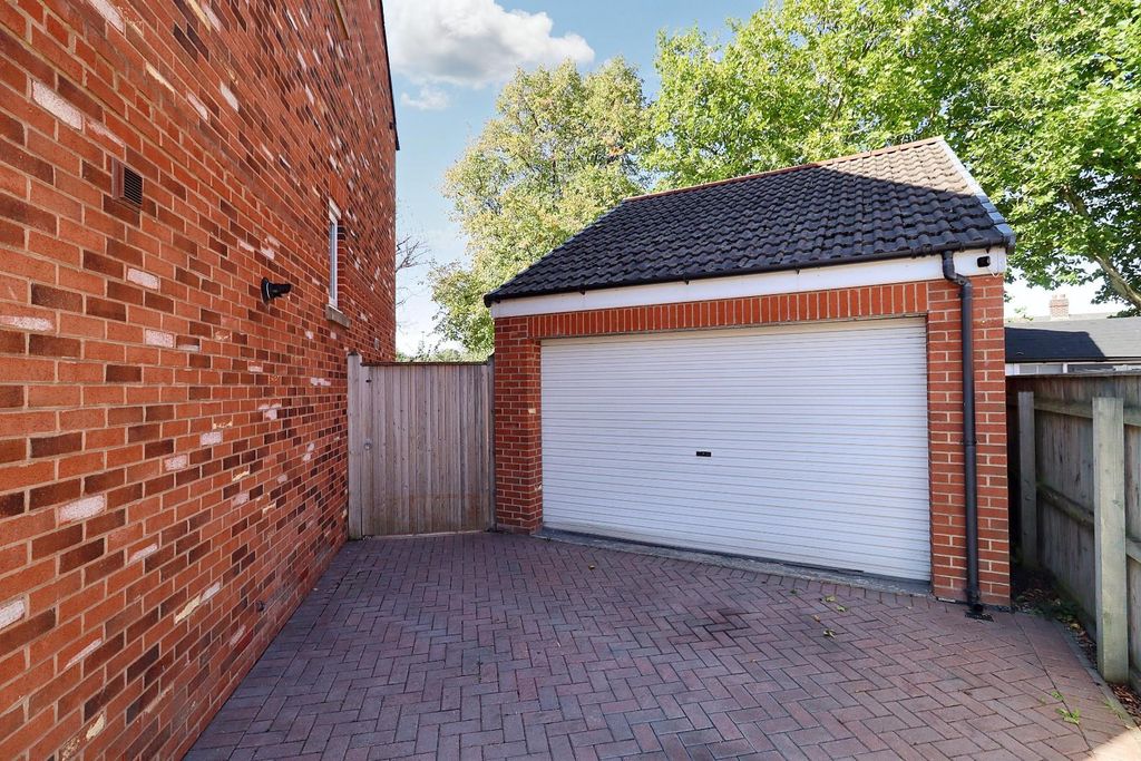 Property photo 2 of 25