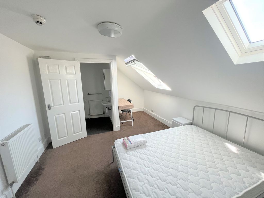 Property photo 3 of 10 Bedroom