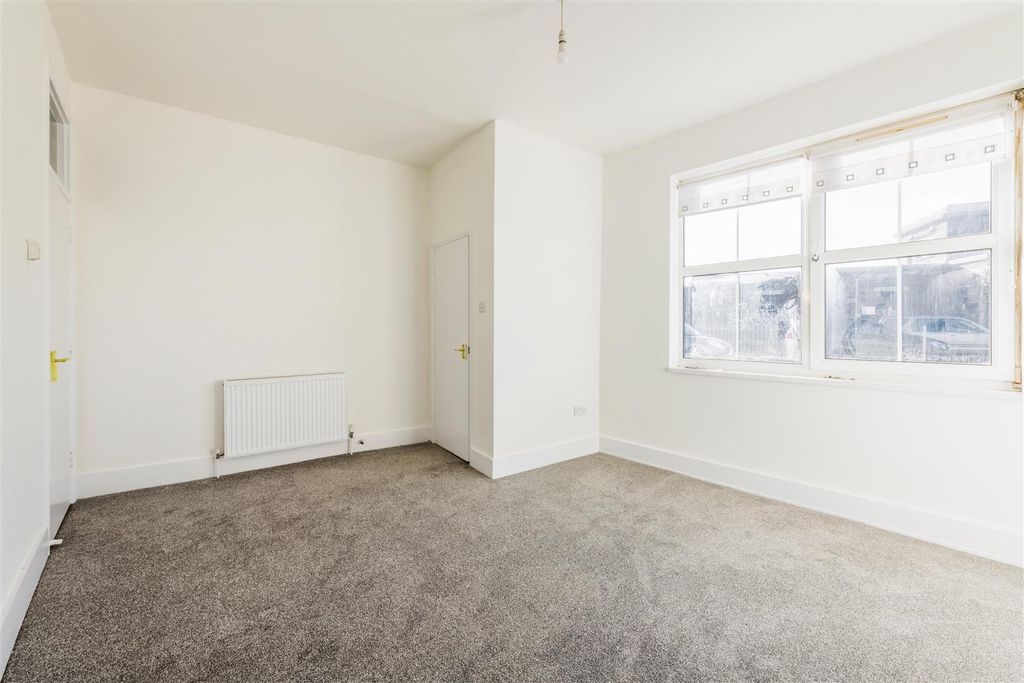 Property photo 3 of 21 17 Victoria Road-7.Jpg