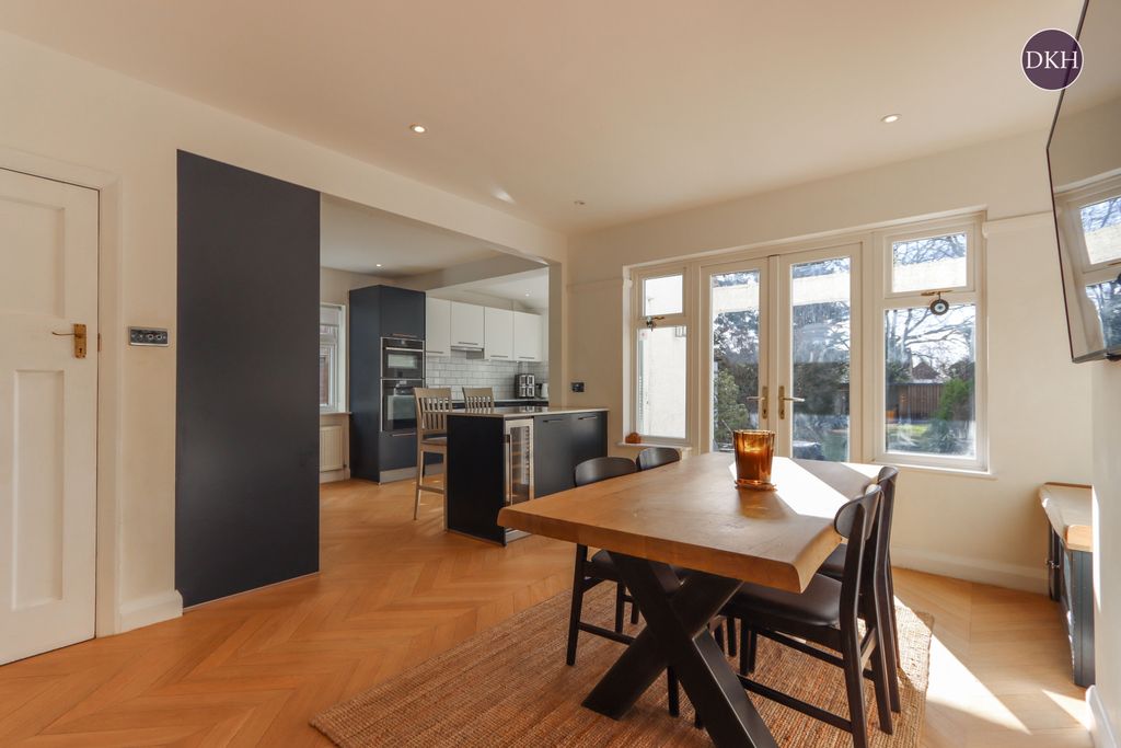 Property photo 3 of 23 Picture No. 11