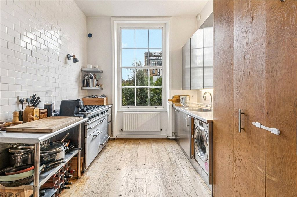 Property photo 3 of 12 Kitchen