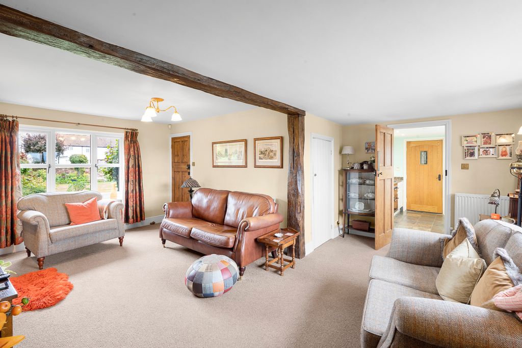 Property photo 3 of 15 Lounge 2