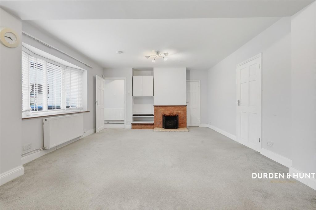 Property photo 3 of 25 Green Glade