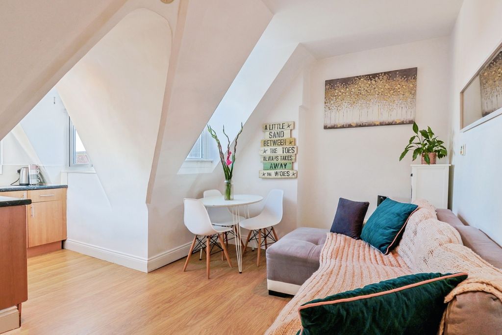 Property photo 2 of 17 Photo