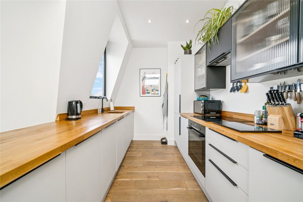 Property photo 2 of 7 Kitchen