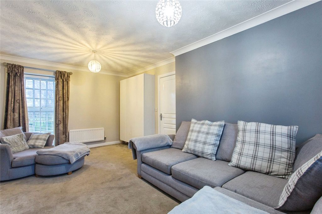 Property photo 3 of 17 Lounge