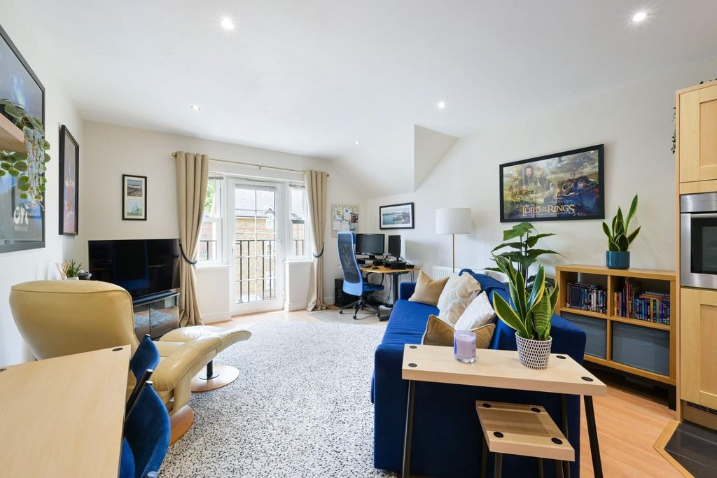Property photo 2 of 10 Mott House, 11 - (10).Jpg