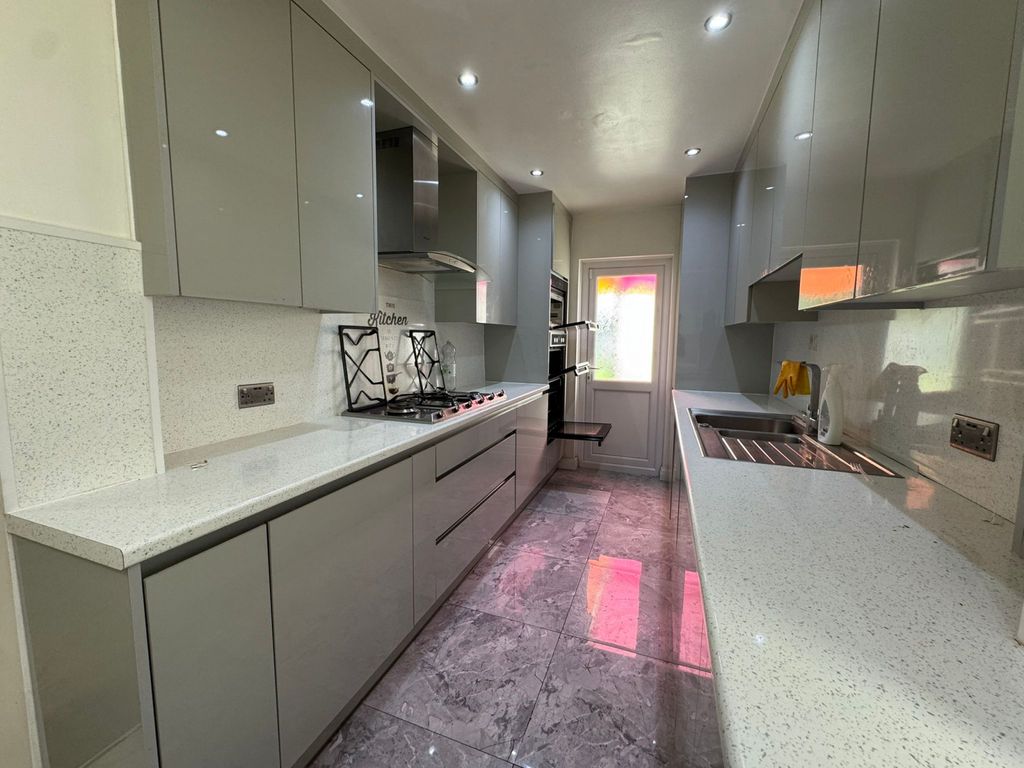 Property photo 1 of 11 Stunning 3 Bedroom Semi Detached House In Hayes Ub3