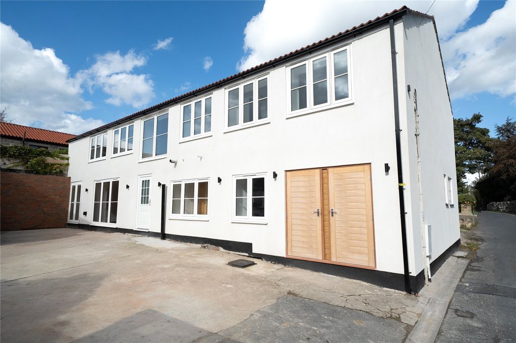 Property photo 1 of 21 External