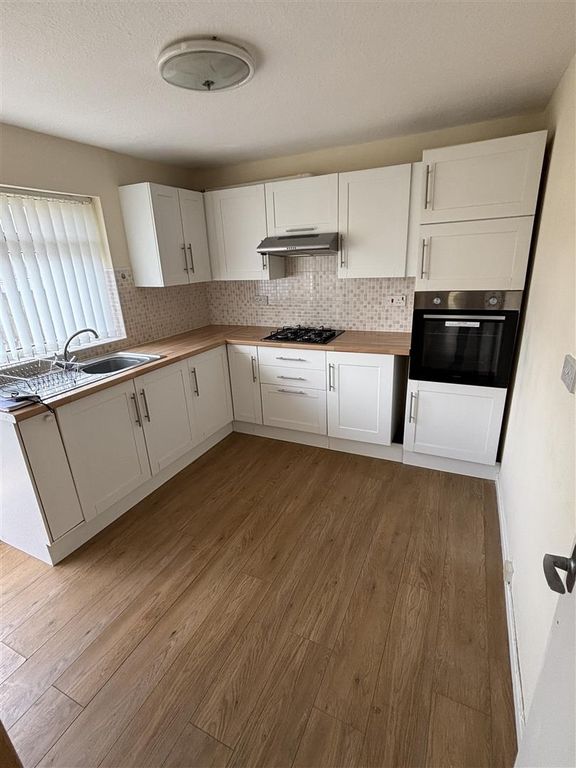 Property photo 3 of 12 Kitchen