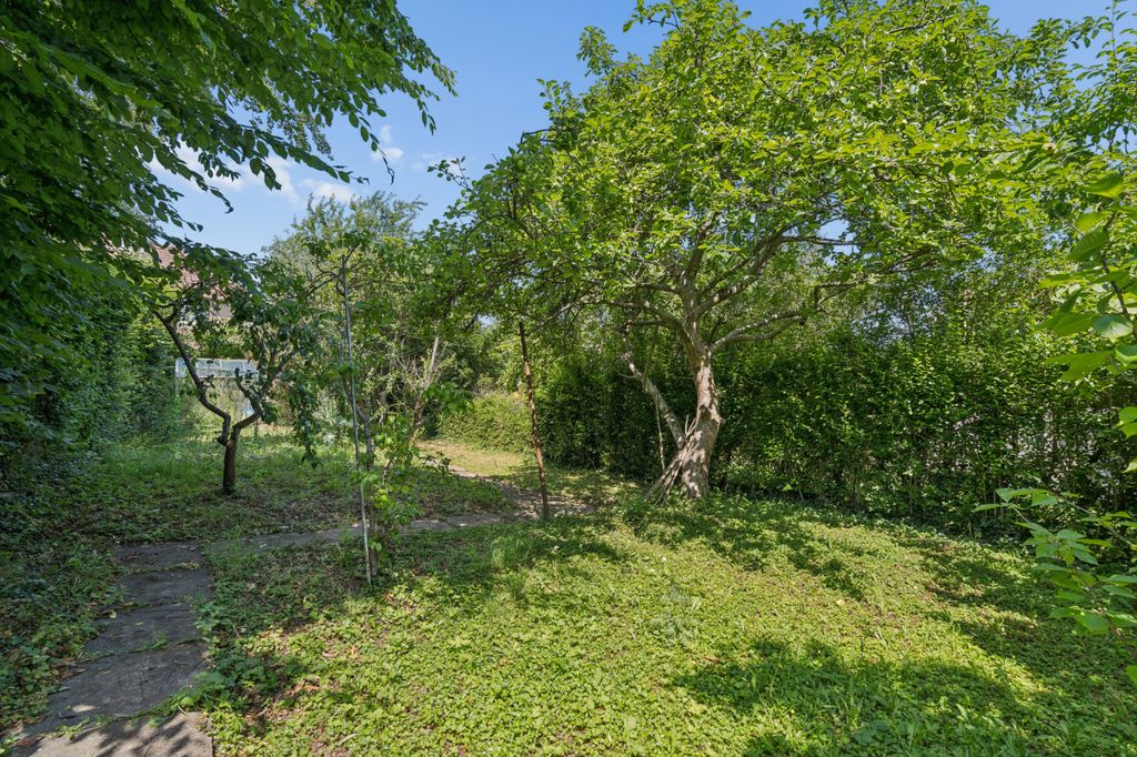 Property photo 2 of 11 Swing Gdn2