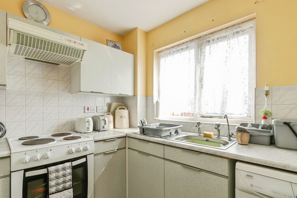 Property photo 3 of 17 Kitchen