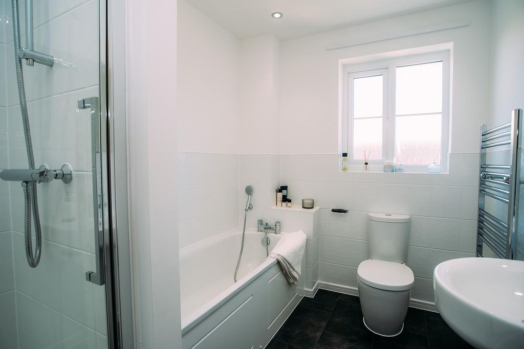 Property photo 3 of 17 Bathroom