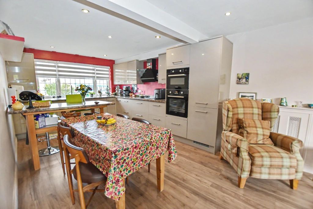 Property photo 3 of 25