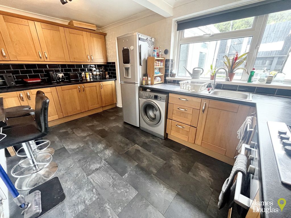 Property photo 2 of 20 Kit1 (1)