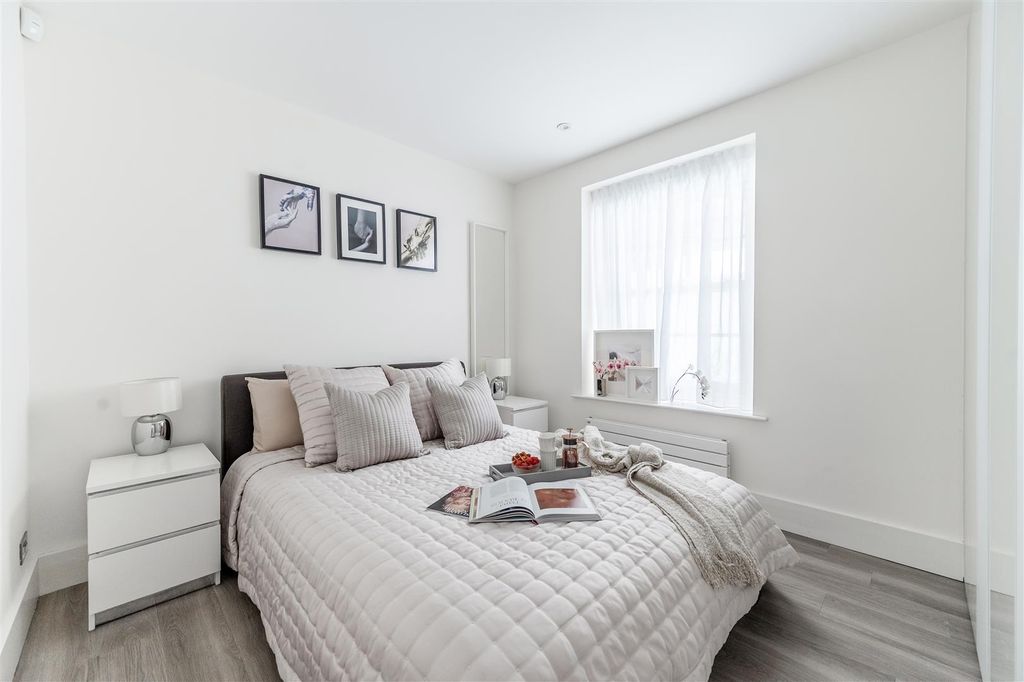 Property photo 1 of 34 Pont Street-01.Jpg