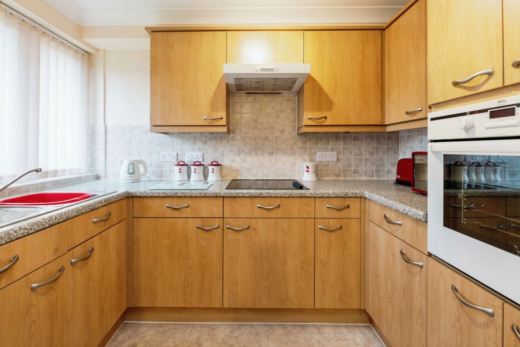 Property photo 3 of 10 Kitchen