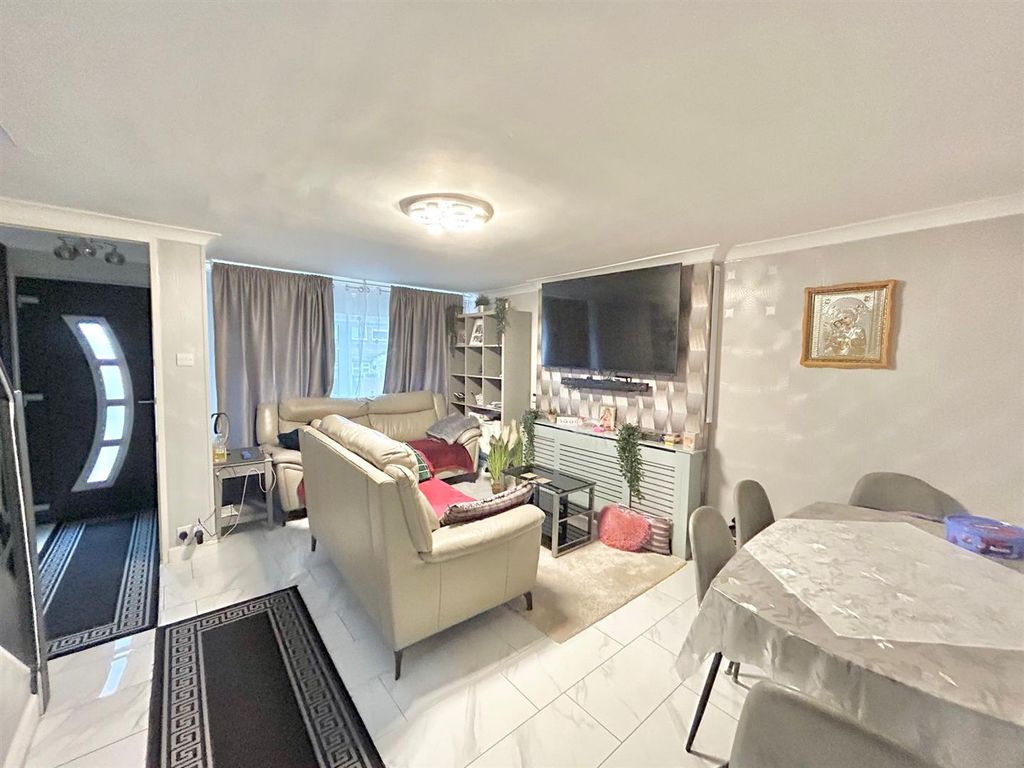 Property photo 2 of 10 Lounge.Jpg