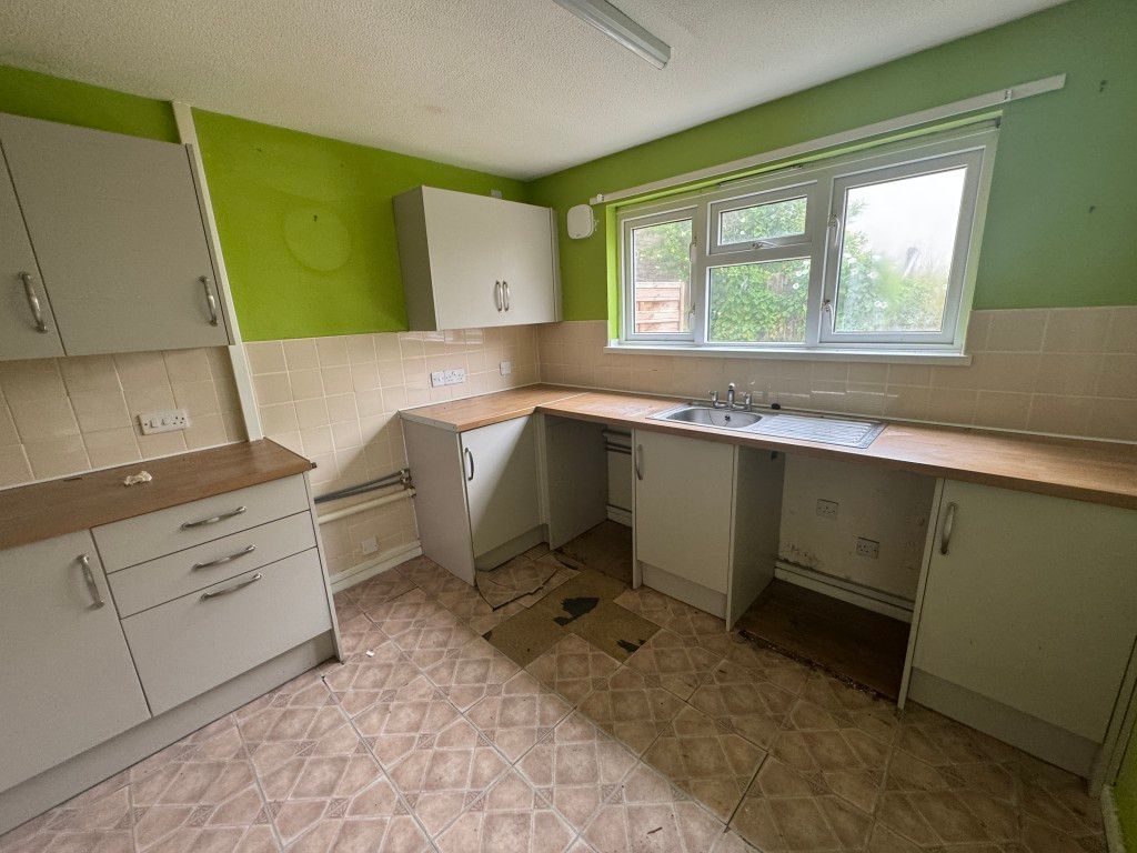 Property photo 3 of 8 Kitchen