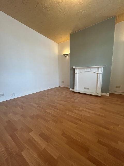 Property photo 2 of 12 349 Lounge