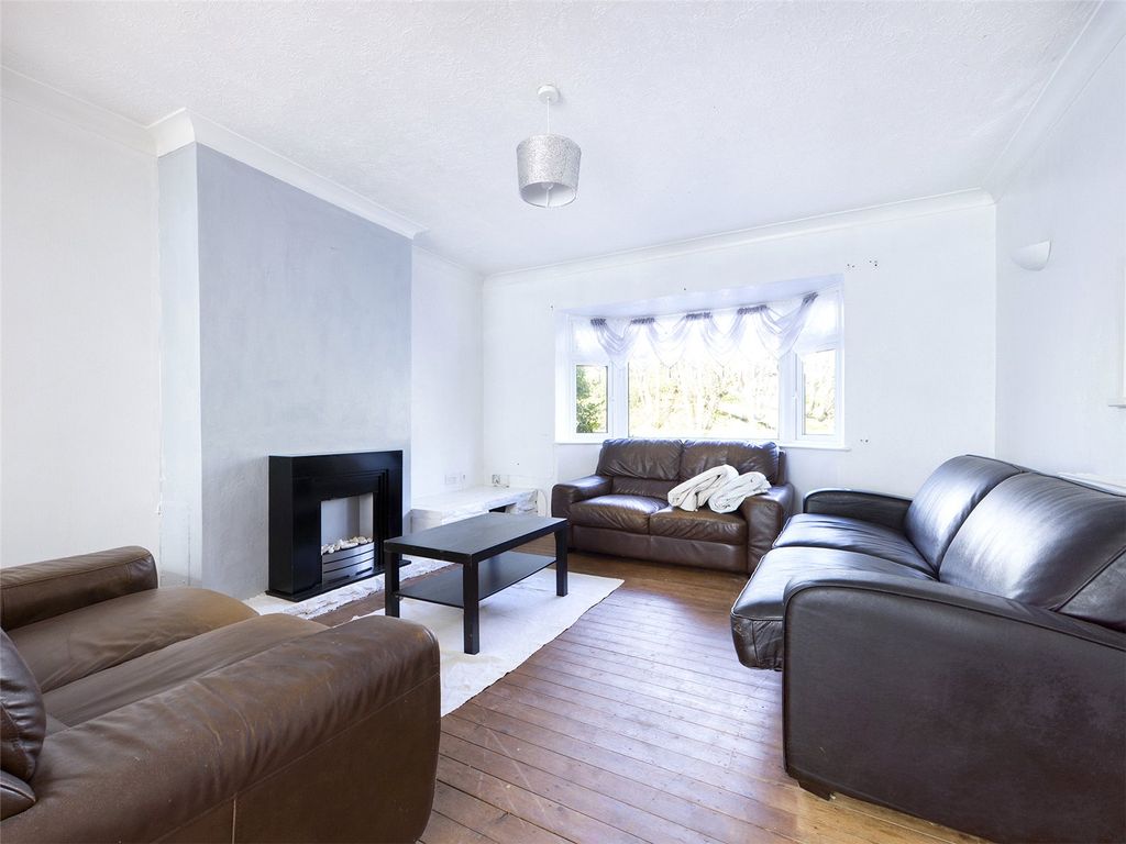 Property photo 3 of 24 Lounge