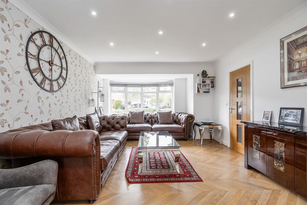 Property photo 2 of 16 78 Ferndown Road_9.Jpg