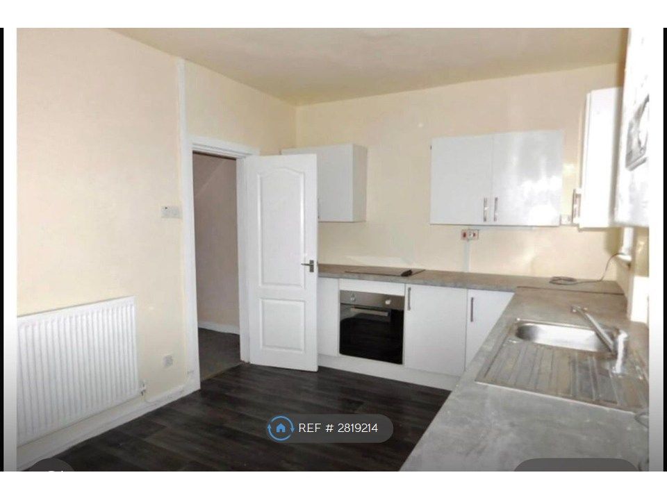 Property photo 3 of 10 Kitchen