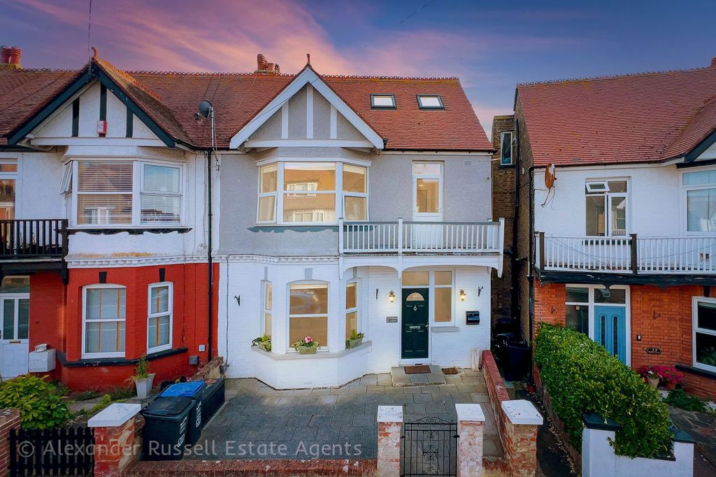 Property photo 1 of 32