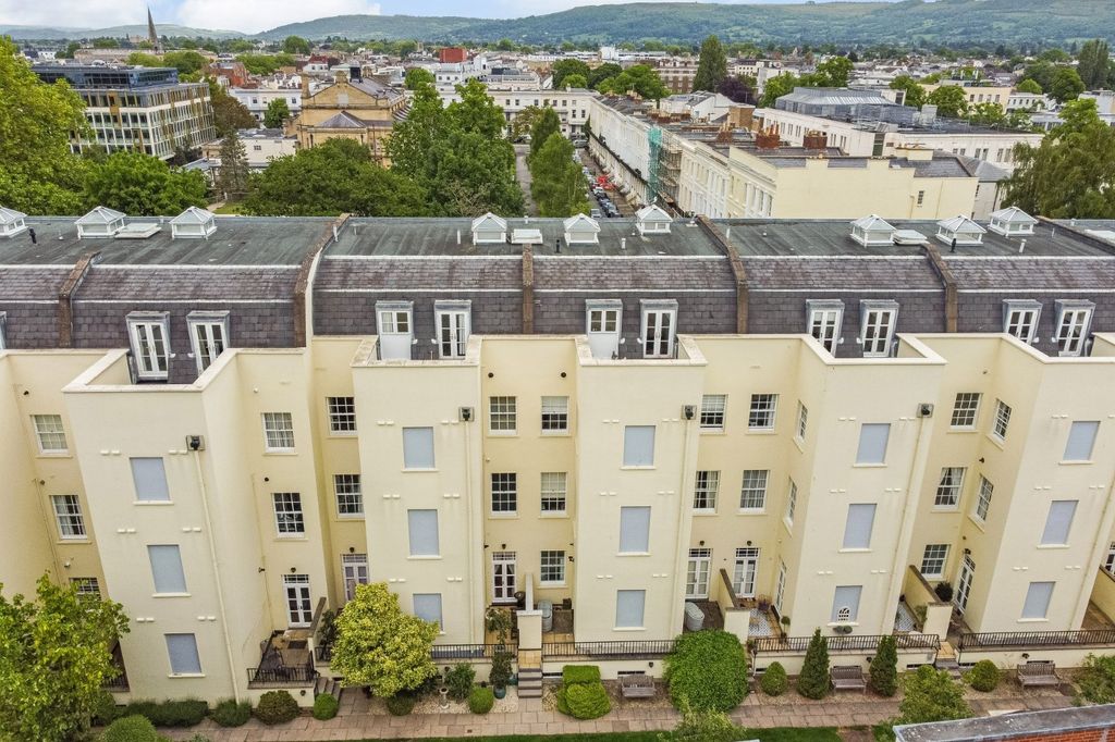 Additional image 7 of 3 bed flat for saleThe Broad Walk, Imperial Square, Cheltenham, Gloucestershire GL50