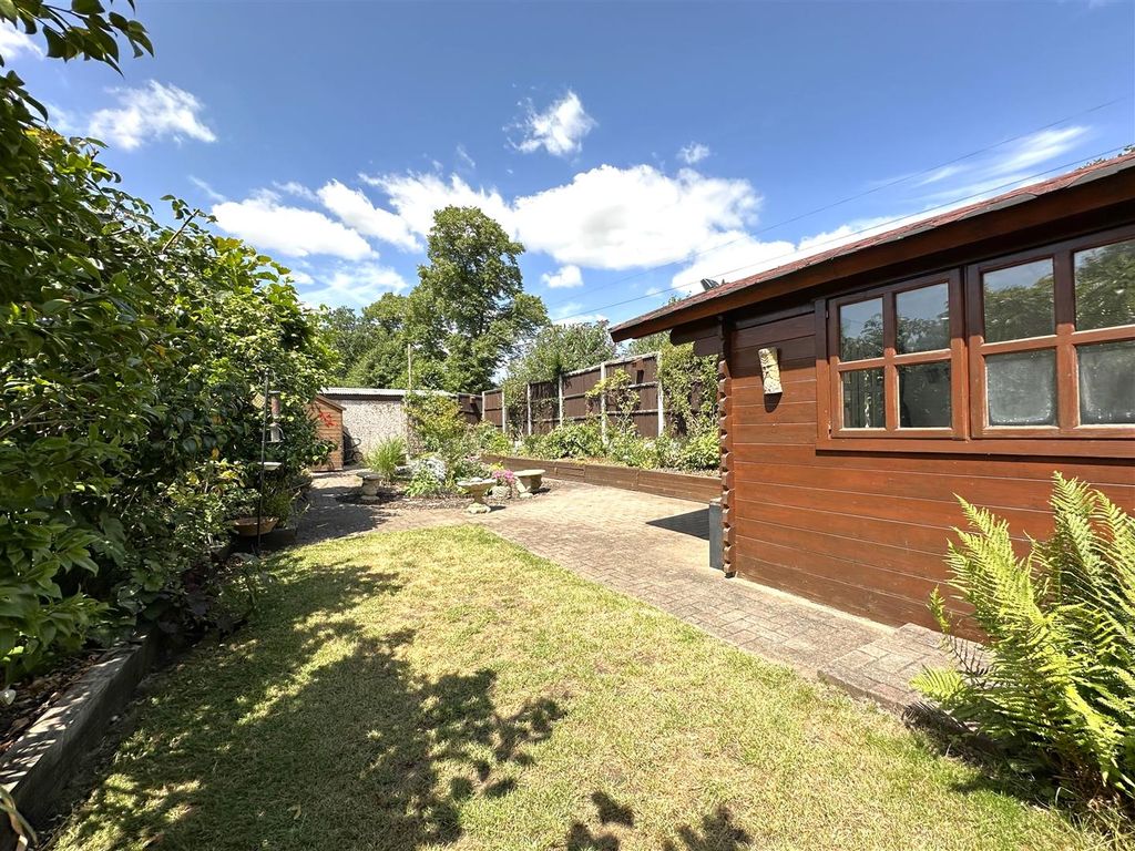 Property photo 3 of 24 Delightfully Established Garden 915