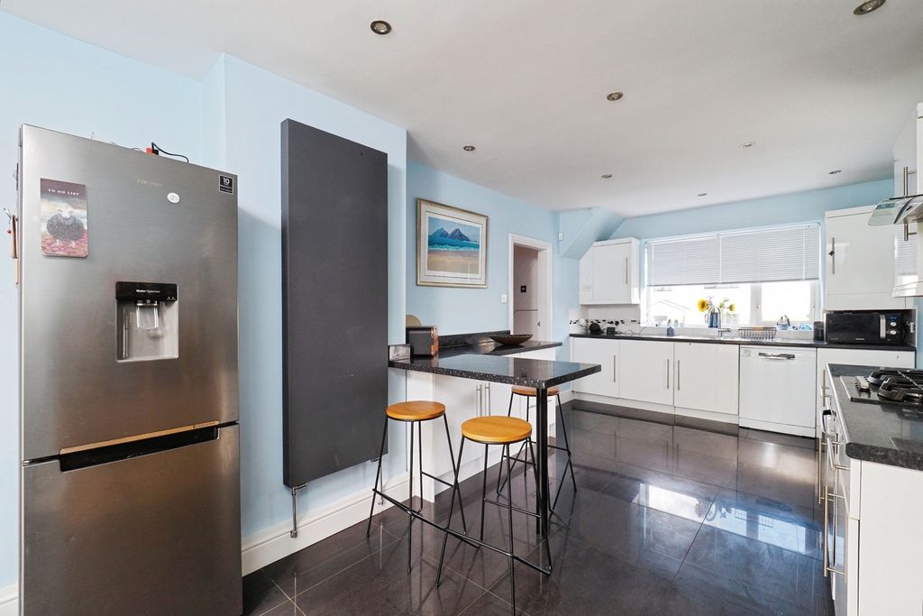 Property photo 3 of 16 Fitted Kitchen
