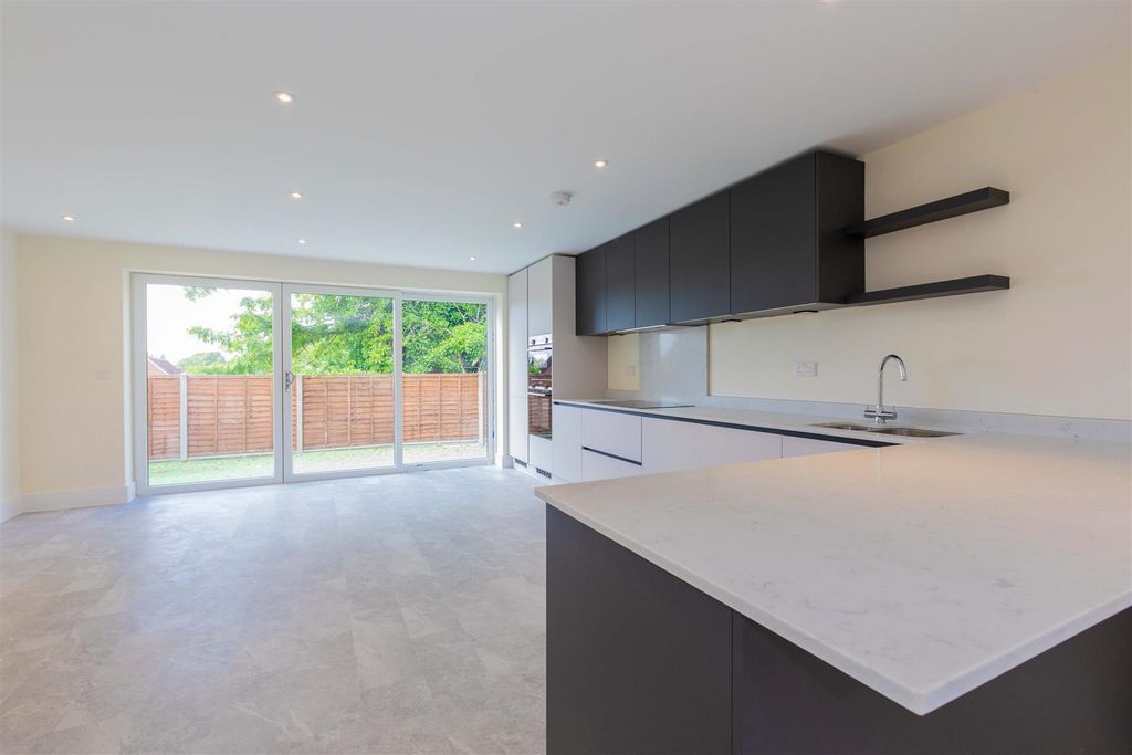 Property photo 2 of 15 168 Cippenham Lane-10.Jpg